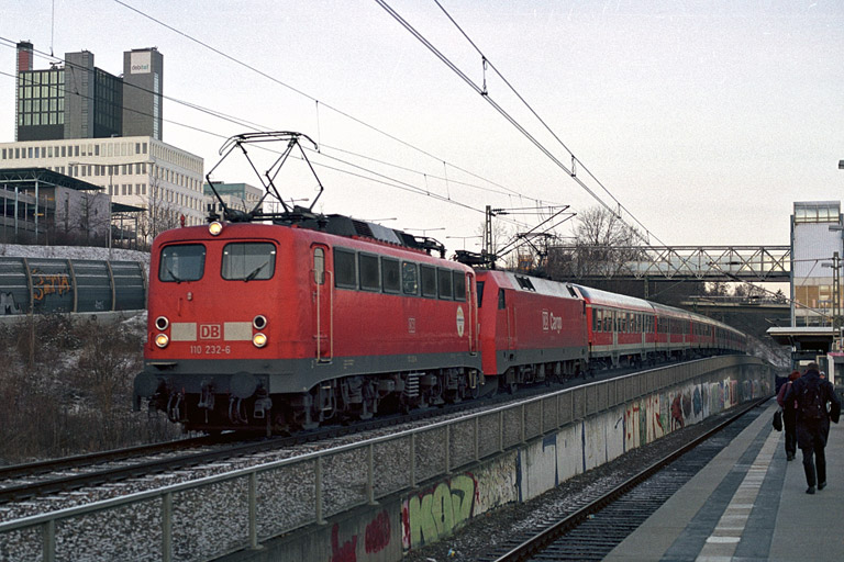 RE 19607 mit 110 232 und 152 021 bei km 14,2 (Februar 2004)