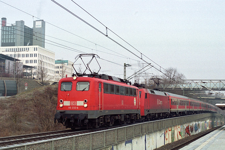 RE 19607 mit 110 232 und 152 034 in Stuttgart-Vaihingen