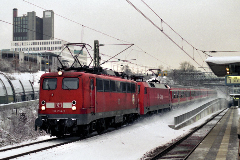 RE 19607 mit 110 234 und 152 017 bei km 14,2 (Januar 2004)