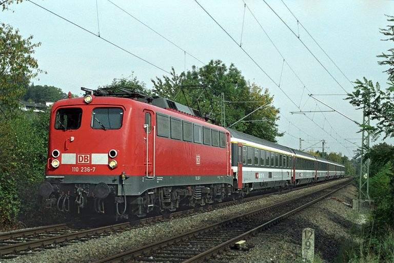 110 236 mit IC 381 bei km 12,8 (Oktober 2004)