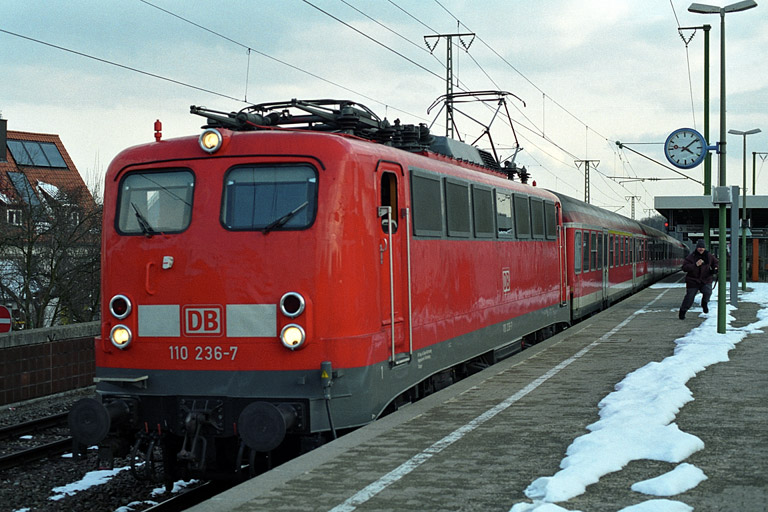 110 236 mit ICE-Ersatzzug bei km 16,6 (Februar 2004)