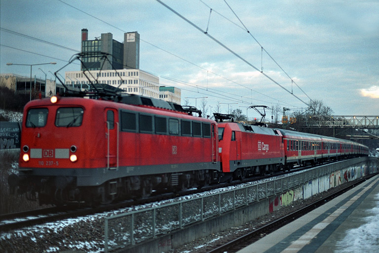 RE 19607 mit 110 237 und 152 018 bei km 14,2 (Januar 2004)