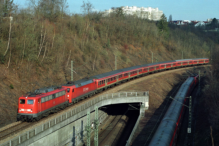 RE 19607 mit 110 239 und Lok der Baureihe 152 bei km 13,8 (März 2004)