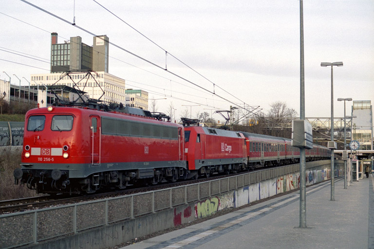 RE 19607 mit 110 256 und 152 014 bei km 14,2 (Februar 2004)