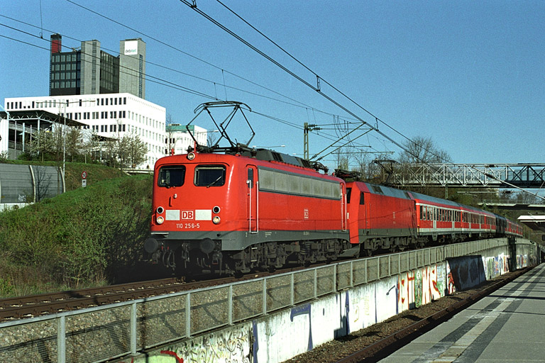 RE 19607 mit 110 256 und 152 157 bei km 14,2 (April 2004)