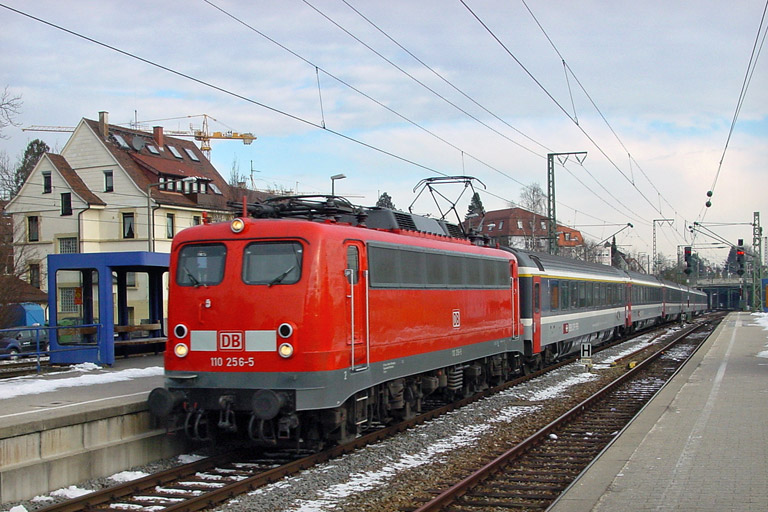 110 256 mit IC 93701 (CIS-Ersatzzug) bei km 15,6 (Januar 2004)