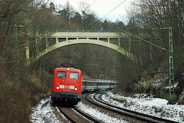 110 256 mit IC 93701 (CIS-Ersatzzug) bei km 10,8 (Januar 2004)