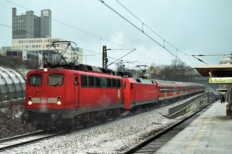 RE 19607 mit 110 257 und 152 110 bei km 14,2 (Dezember 2003)