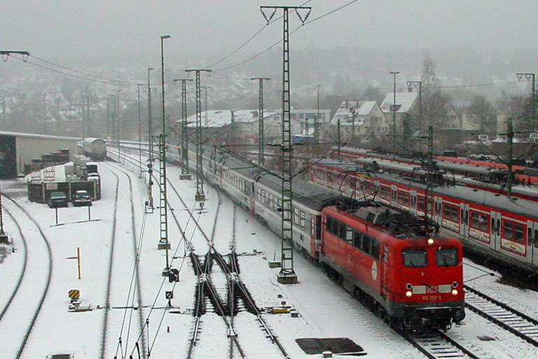 110 257 mit IC 93700 (ICE-Ersatzzug) bei km 16,0 (Januar 2004)