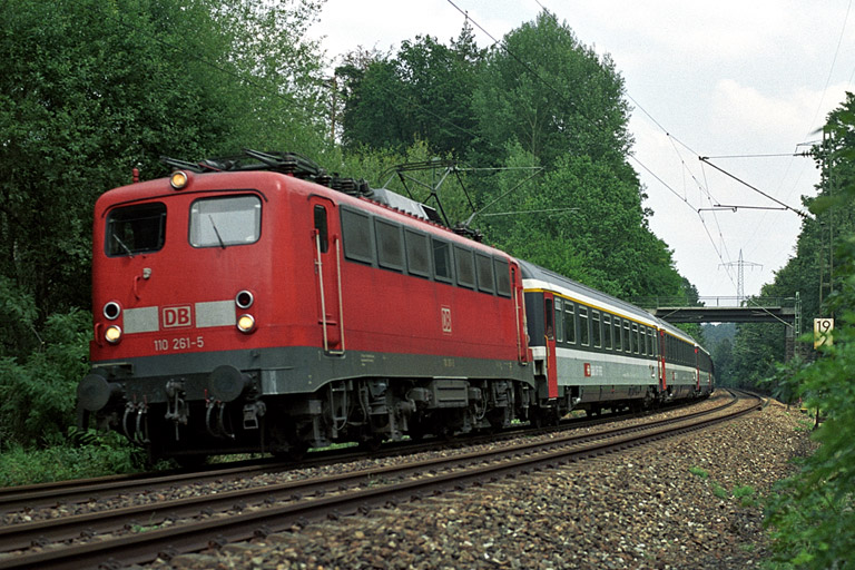 110 261 mit IC 381 bei km 19,2 (August 2004)