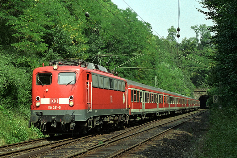 110 261 mit Regionalexpre&szlig; bei km 18,0 (September 2003)