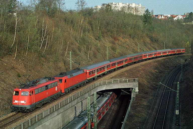 RE 19607 mit 110 293 und 152 105 bei km 13,8 (M&auml;rz 2004)