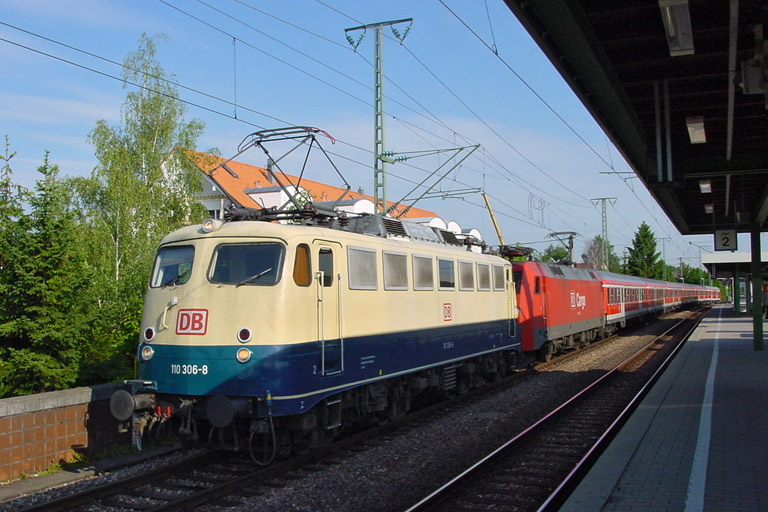 RE 19607 mit 110 306 und 152 019 bei km 16,8 (Juni 2004)