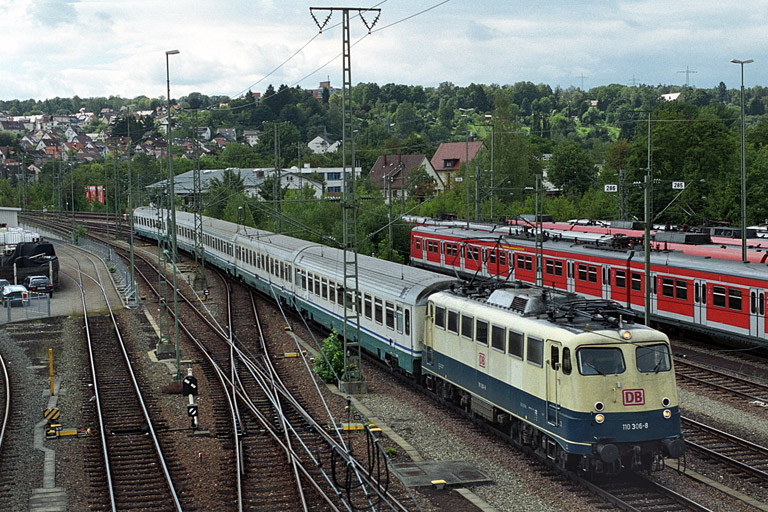 110 306 mit EC 93700 (Cisalpino-Ersatzzug) bei km 16,0 (August 2004)