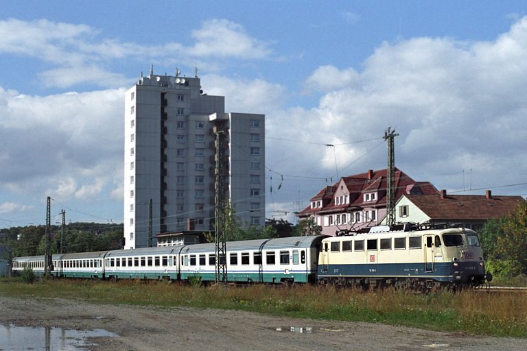 110 306 mit EC 93701 (Cisalpino-Ersatzzug) bei km 8,4 (August 2004)