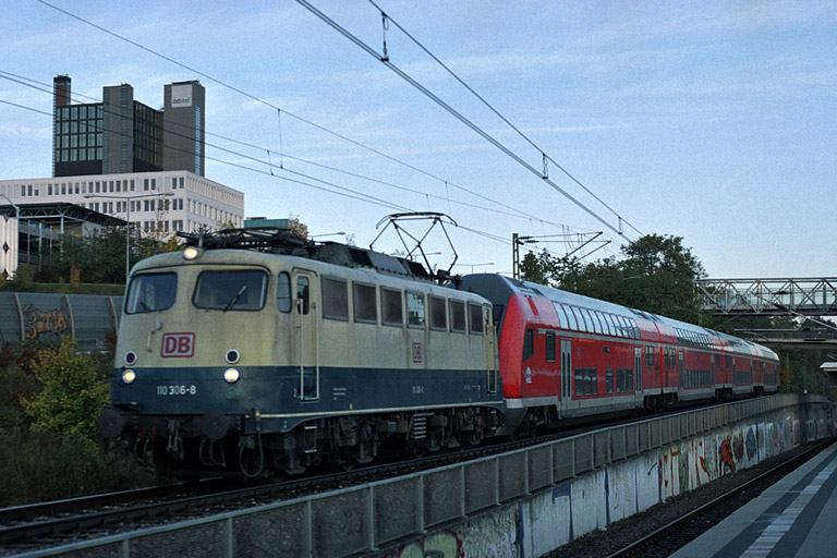 RE 19607 mit 110 306 bei km 14,2 (Oktober 2004)