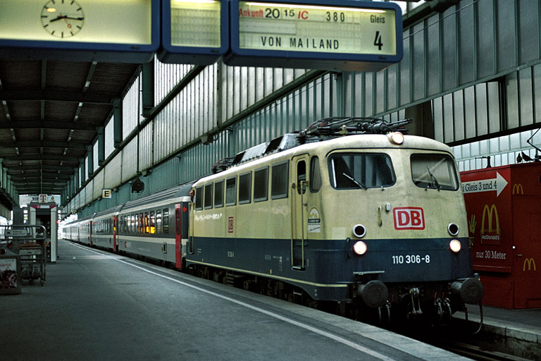 Der klassische Gäubahn-Nostalgie-D-Zug ... mit 110 306 (Juli 2004)
