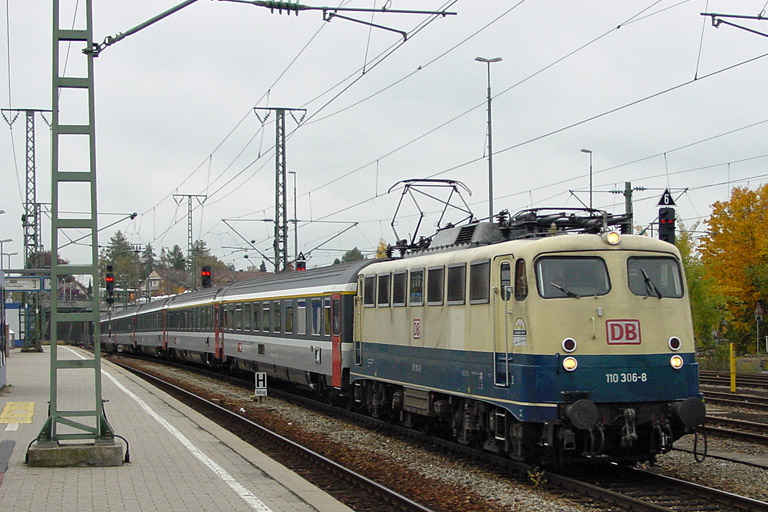 110 306 mit IC 381 bei km 15,6 (Oktober 2004)
