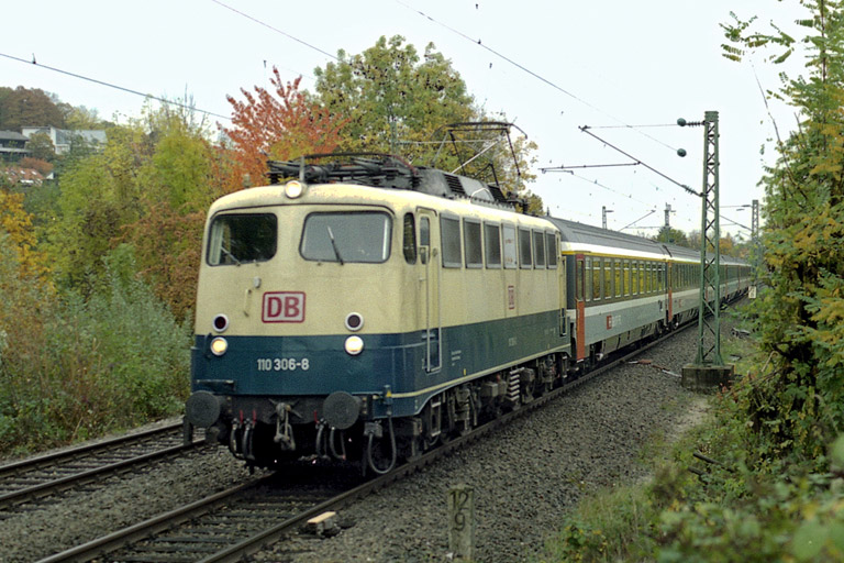 110 306 ... "falsches" Gleis aber mit "richtigem" Zug (Oktober 2004)