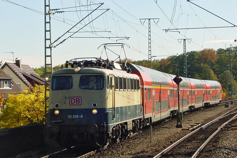 RE 19612 mit 110 306 bei km 16,8 (Oktober 2004)