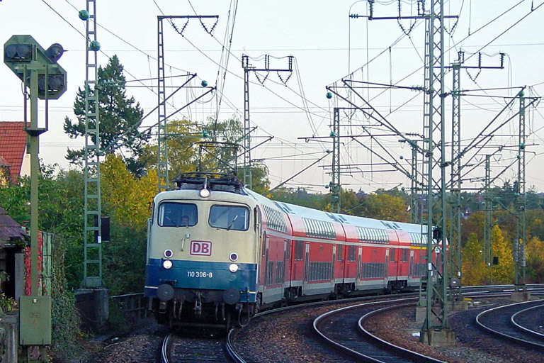 RE 19607 mit 110 306 bei km 16,4 (Oktober 2004)