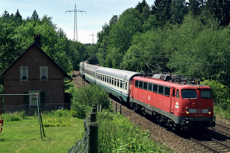 110 350 mit IC 93700 (Cisalpino-Ersatzzug) bei km 19,2 (Juni 2004)
