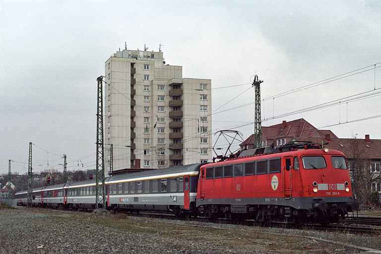 110 388 mit IC 381 bei km 8,6 (M&auml;rz 2004)