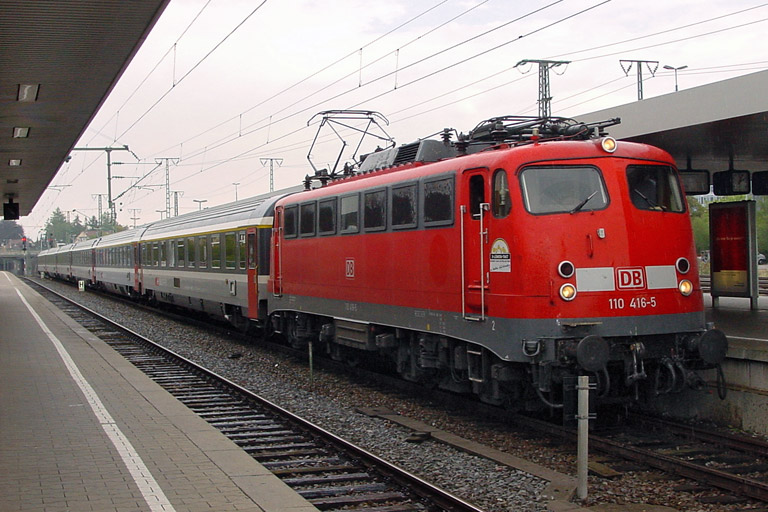 110 416 mit IC 381 bei außerplanmäßigem Halt an km 15,8 (September 2004)