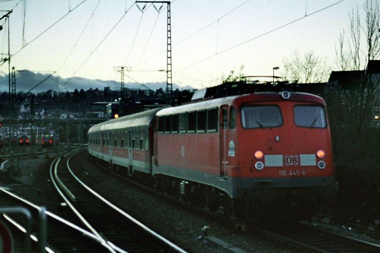 RE 19012 mit 110 445 bei km 15,8 (Dezember 2004)