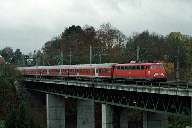 RE 19015 mit 110 478 bei km 14,6 (November 2004)