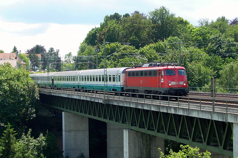 110 494 mit IC 93702 (CIS-Ersatzzug) bei km 14,6 (Juni 2004)