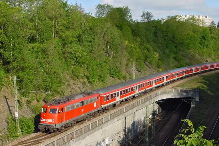110 503 mit Regionalexpre&szlig; bei km 13,8 (Mai 2004)