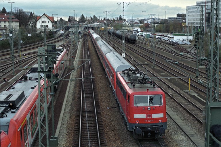 111 029 mit DB Regio-Sonderzug bei km 16,0 (April 2004)