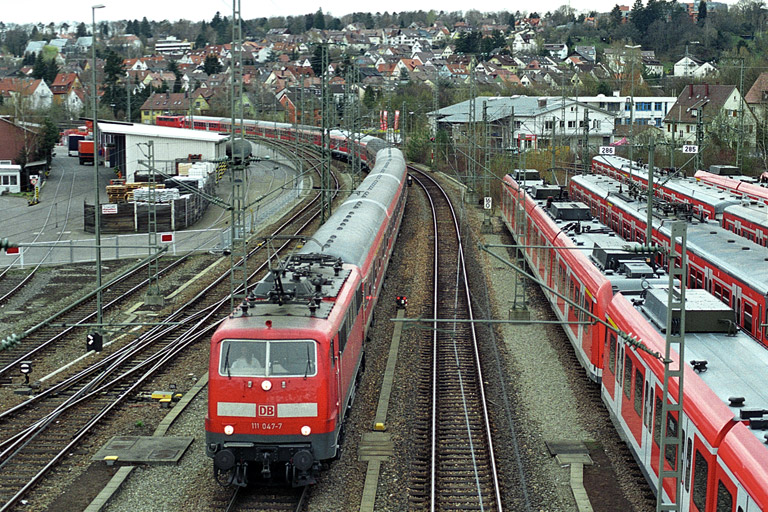 111 047 mit DB Regio-Sonderzug bei km 16,0 (April 2004)