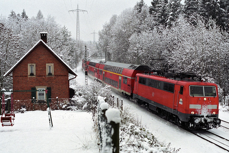Lok der Baureihe 111 mit RE 19612 bei km 19,2 (Dezember 2004)