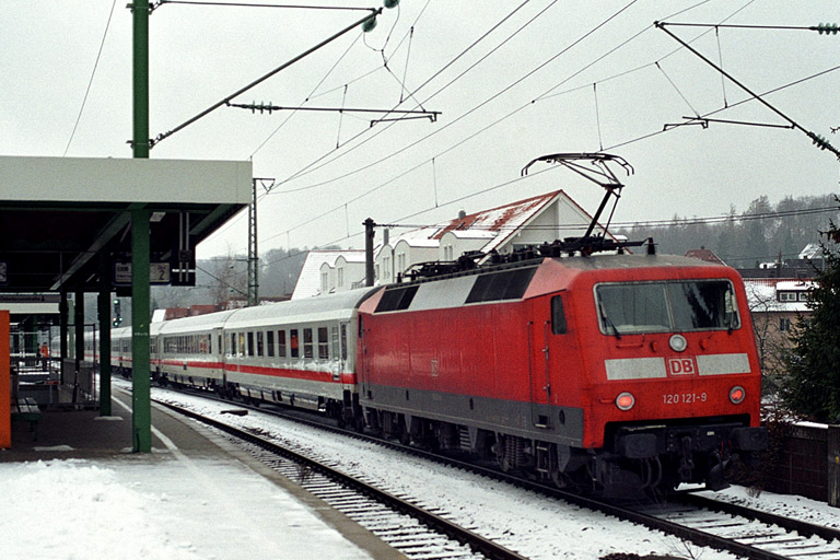120 121 mit IC 93703 (ICE-Ersatzzug) bei km 16,6 (Januar 2004)