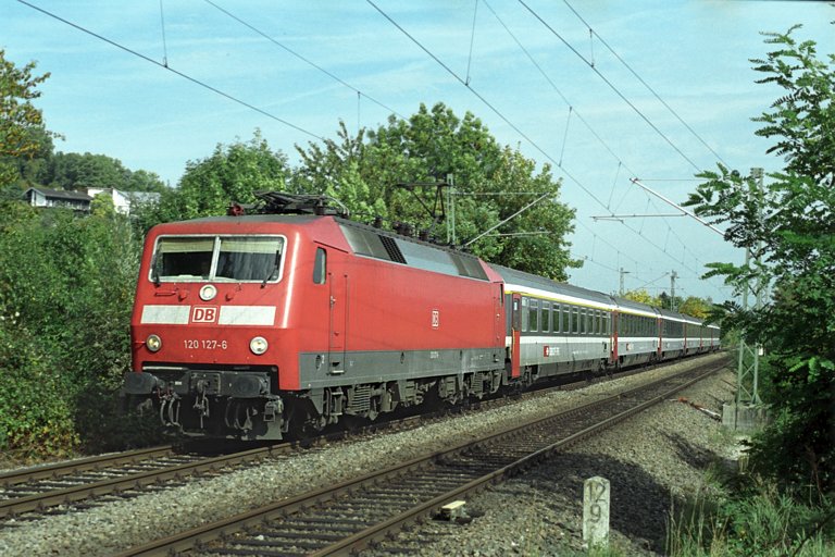 120 127 mit IC 381 bei km 12,8 (Oktober 2004)