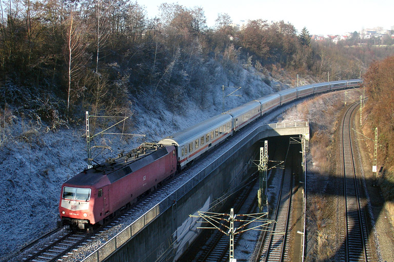 120 154 mit IC 93701 (Cisalpino-Ersatzzug) bei km 13,8 (Dezember 2004)