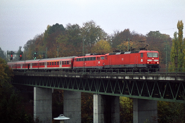 RE 19608 mit 143 817 und 110 291 bei km 14,6 (November 2004)