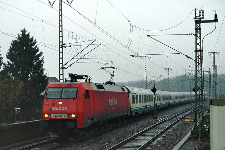 152 094 mit Cisalpino-Ersatzzug (Februar 2004)