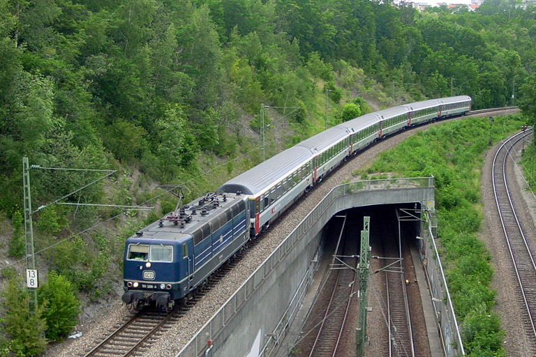 181 206 mit IC 381 bei km 13,8 (Juli 2004)