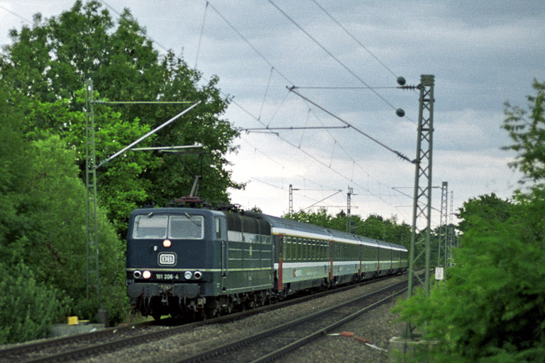 181 206 mit IC 381 bei km 12,8 (Juli 2004)