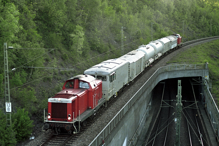 212 371 mit Vegetationskontrollzug bei km 13,8 (Mai 2004)