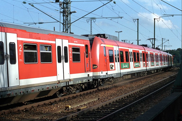 420 419 und 423 007 in Stuttgart-Rohr (Oktober 2004)