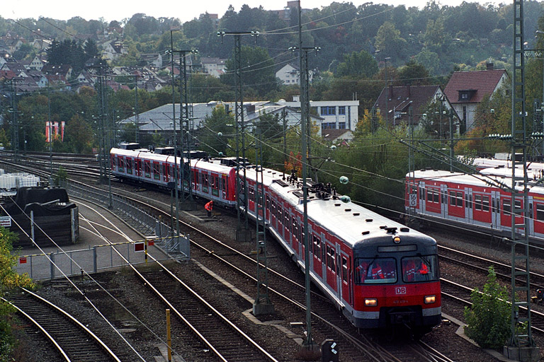 420 419 und 423 007 in Stuttgart-Vaihingen (Oktober 2004)