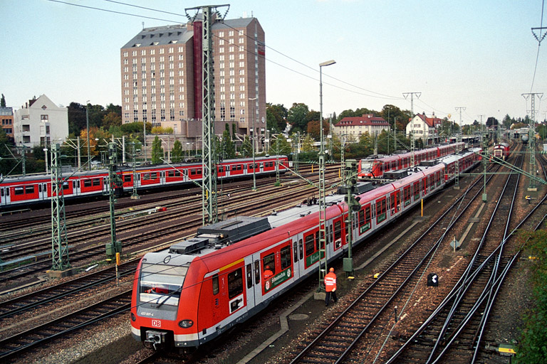 420 419 und 423 007 in Stuttgart-Vaihingen (Oktober 2004)