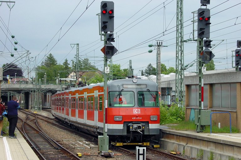 420 475 in Stuttgart-Vaihingen (Juni 2004)