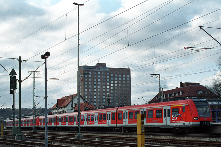 423 004 als S1 in Stuttgart-Vaihingen (Februar 2004)