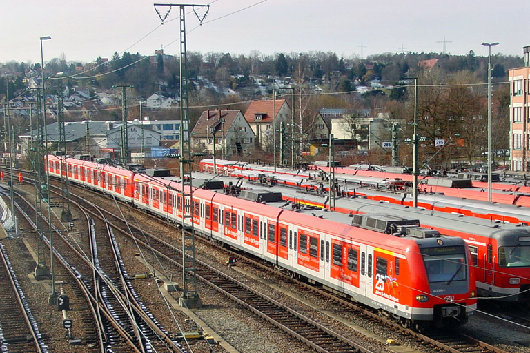 423 004 als S1 in Stuttgart-Vaihingen (Februar 2004)