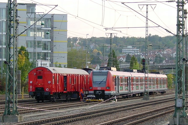 423 007 in Stuttgart-Vaihingen (Oktober 2004)
